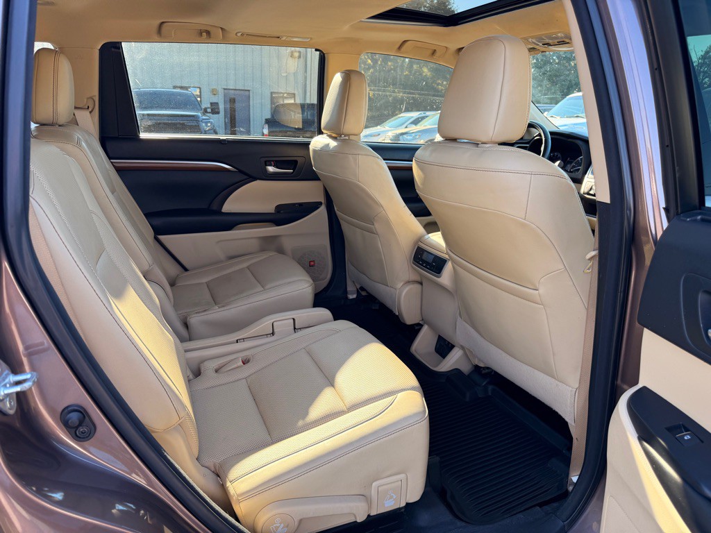 2017 Toyota Highlander Image 17