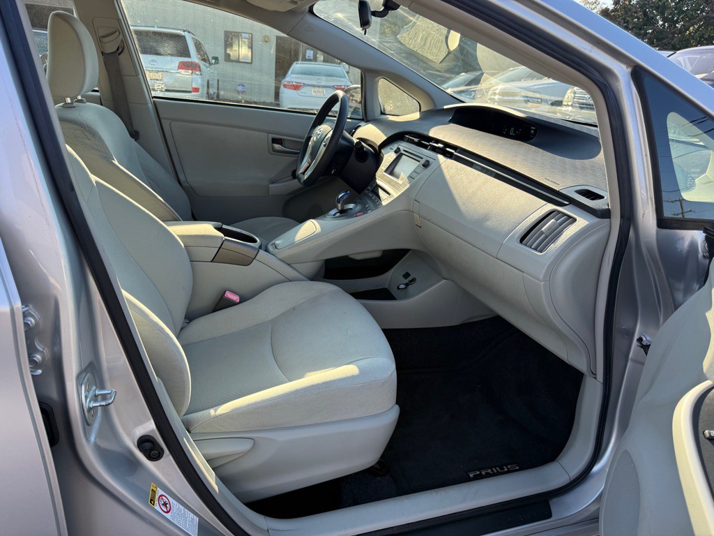 2012 Toyota Prius Image 12