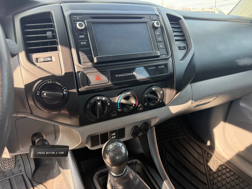 2015 Toyota Tacoma Image 11