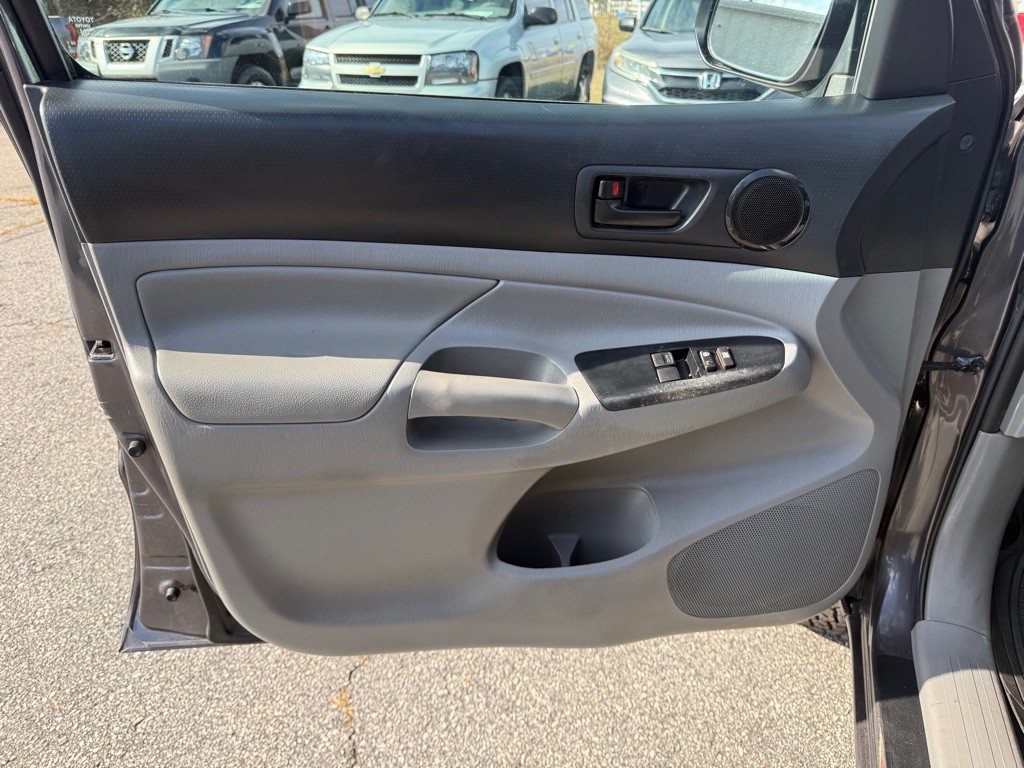 2015 Toyota Tacoma Image 12