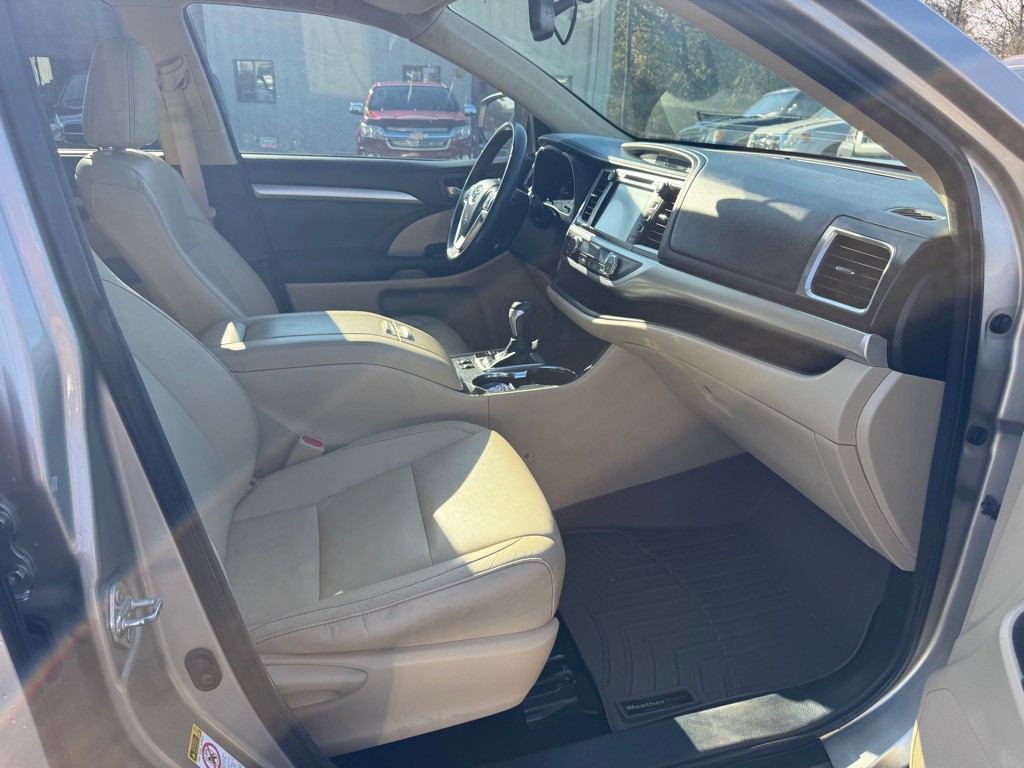 2014 Toyota Highlander Image 16