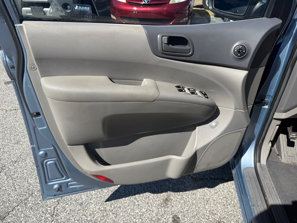 2010 Kia Sedona Image 11