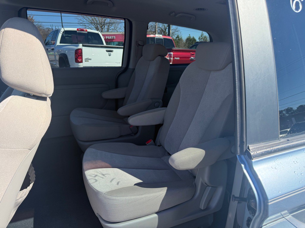2010 Kia Sedona Image 12