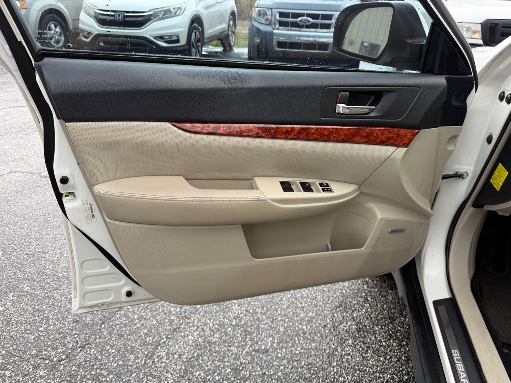 2011 Subaru Outback Image 12