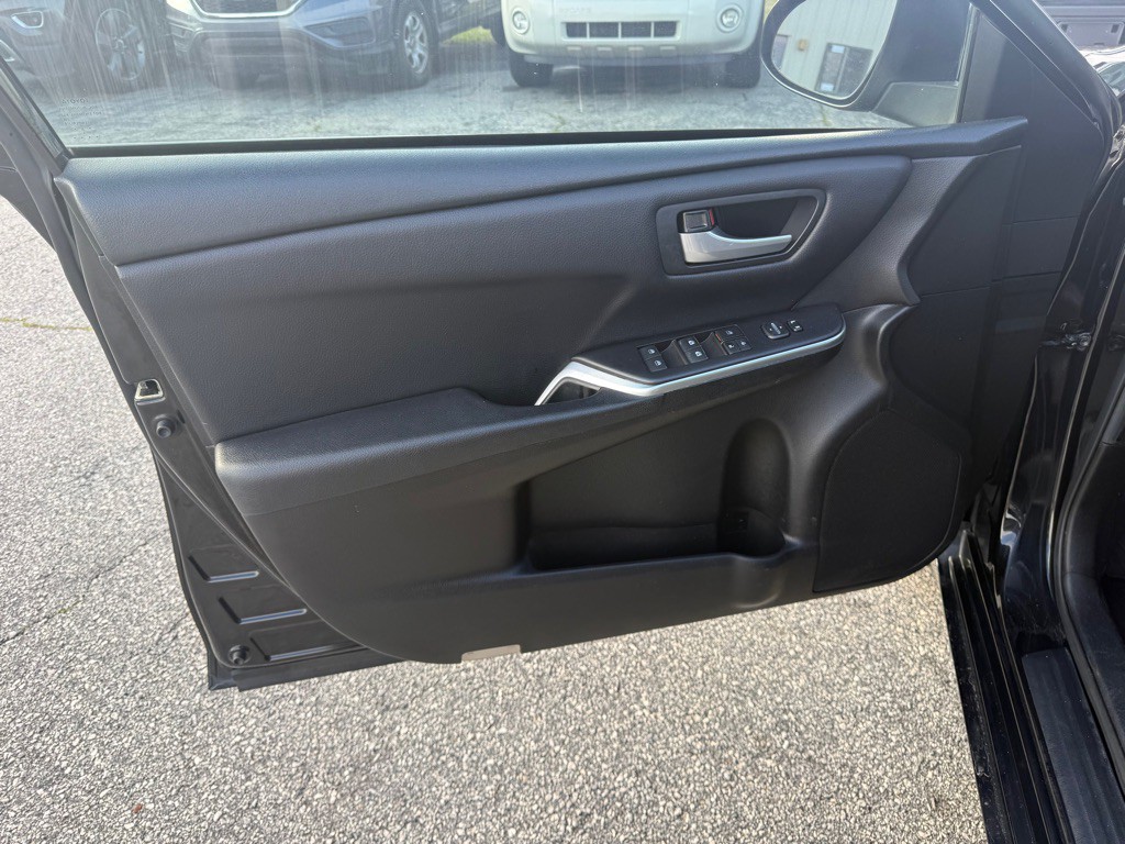 2017 Toyota Camry Image 12