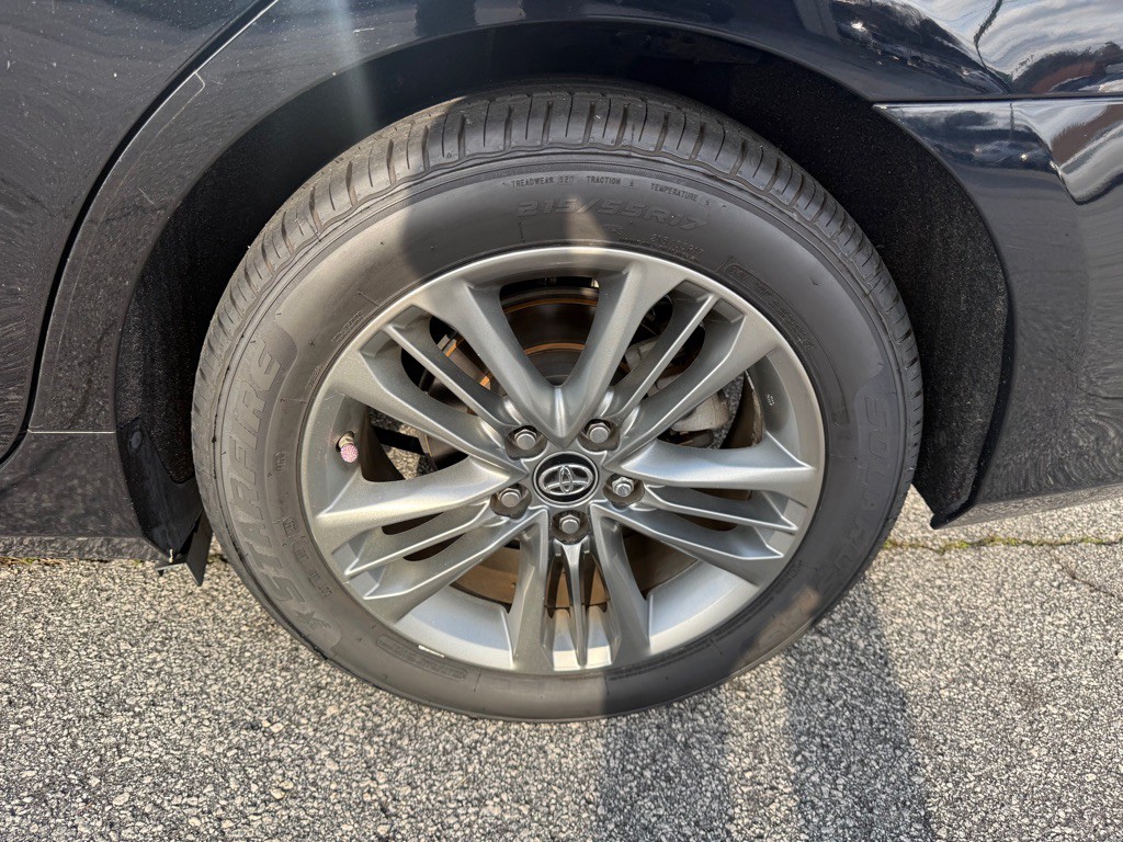 2017 Toyota Camry Image 16