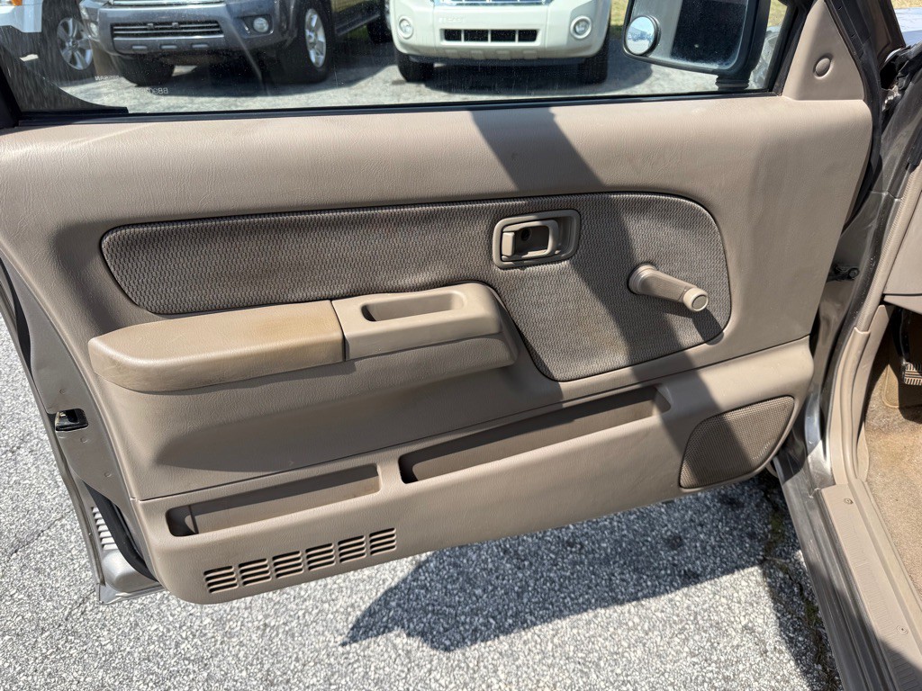 2003 Nissan Frontier Image 11
