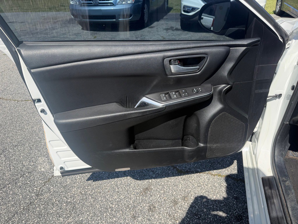 2017 Toyota Camry Image 13