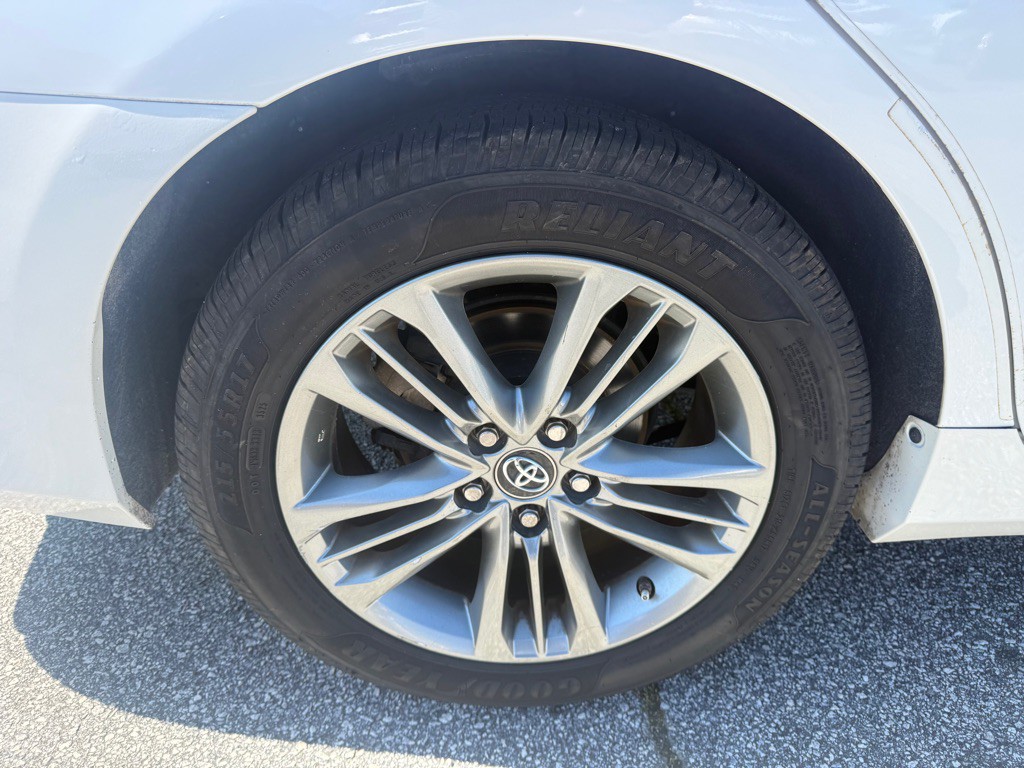 2017 Toyota Camry Image 17