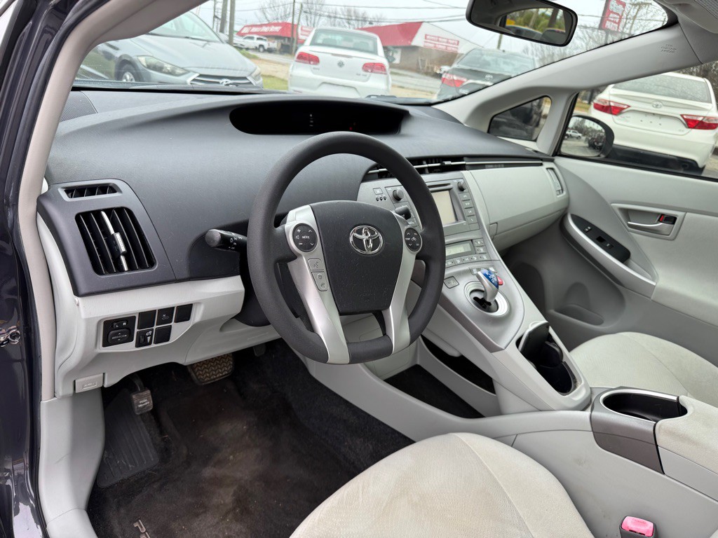 2013 Toyota Prius Image 10