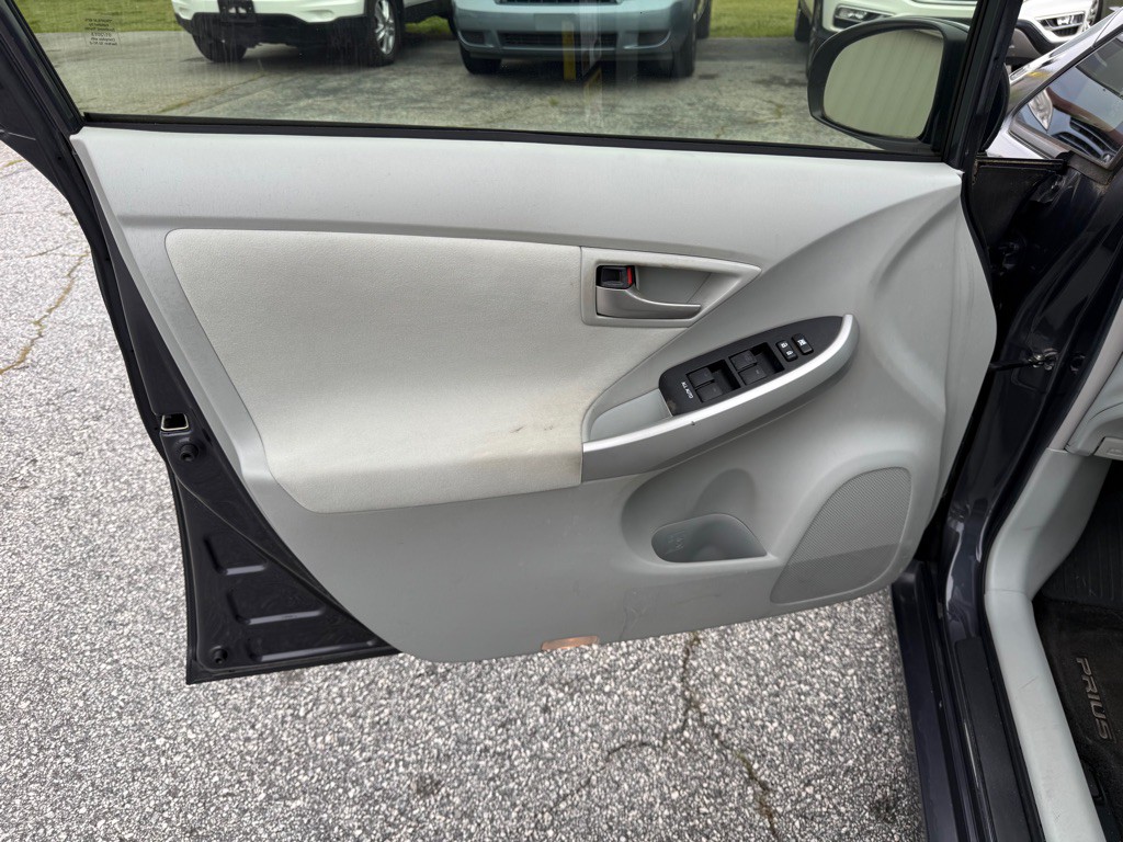 2013 Toyota Prius Image 12