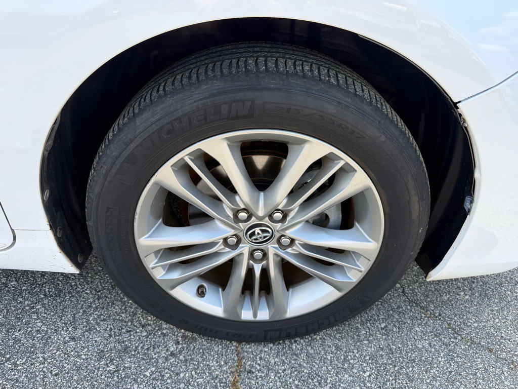 2015 Toyota Camry Image 16