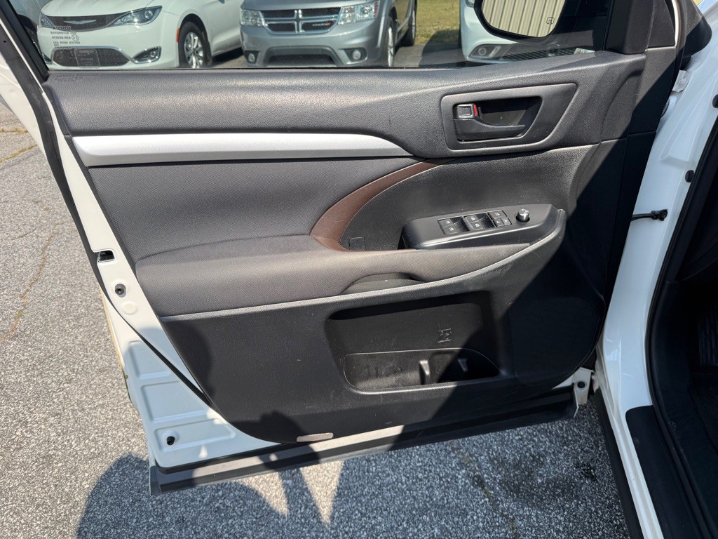 2015 Toyota Highlander Image 12