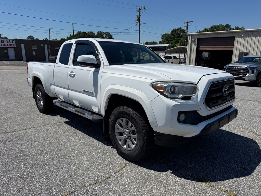 2017 Toyota Tacoma Image 3