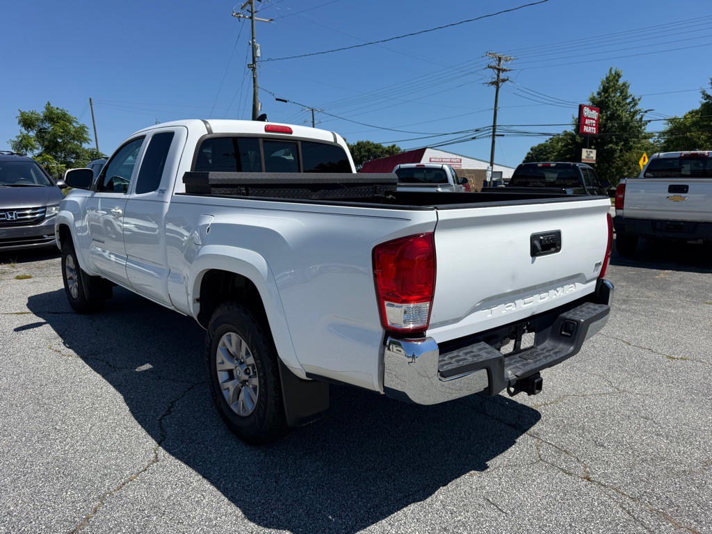 2017 Toyota Tacoma Image 5