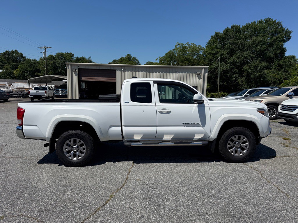 2017 Toyota Tacoma Image 8