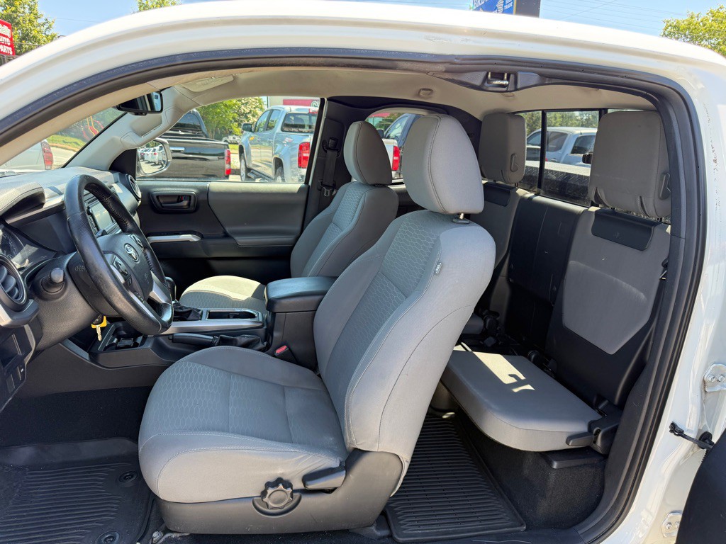 2017 Toyota Tacoma Image 9