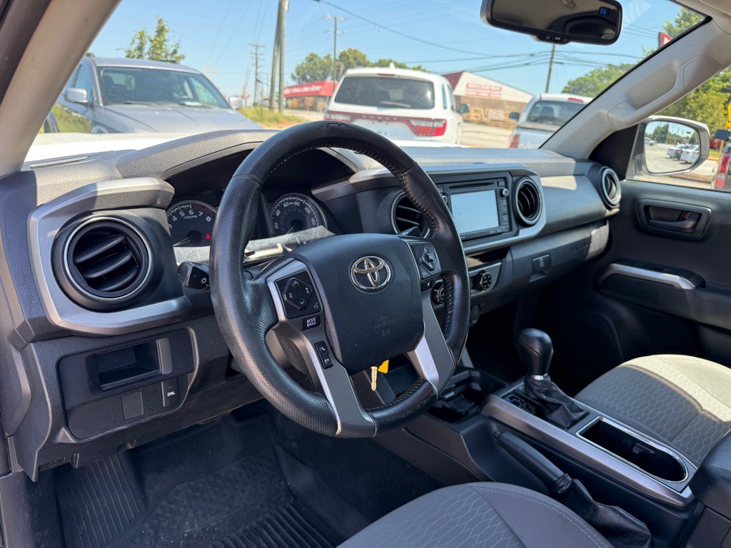 2017 Toyota Tacoma Image 10