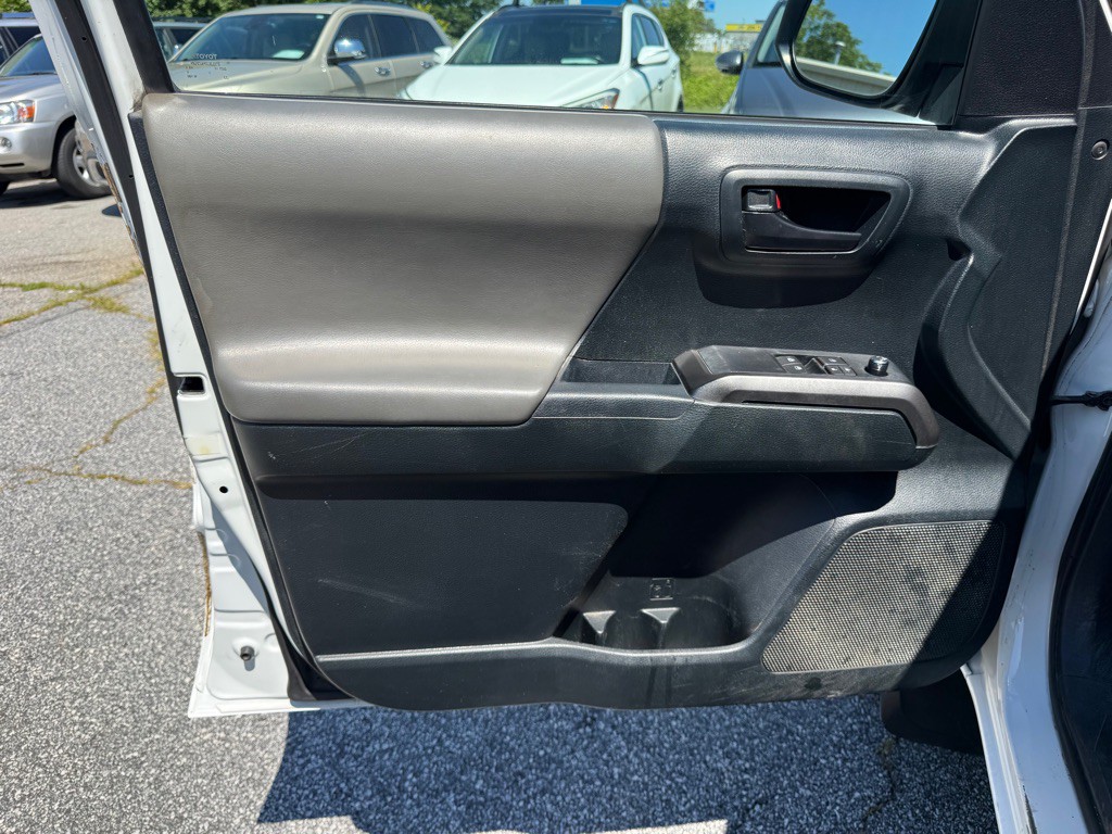 2017 Toyota Tacoma Image 12