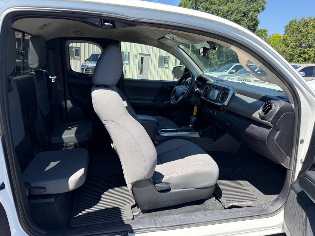 2017 Toyota Tacoma Image 13