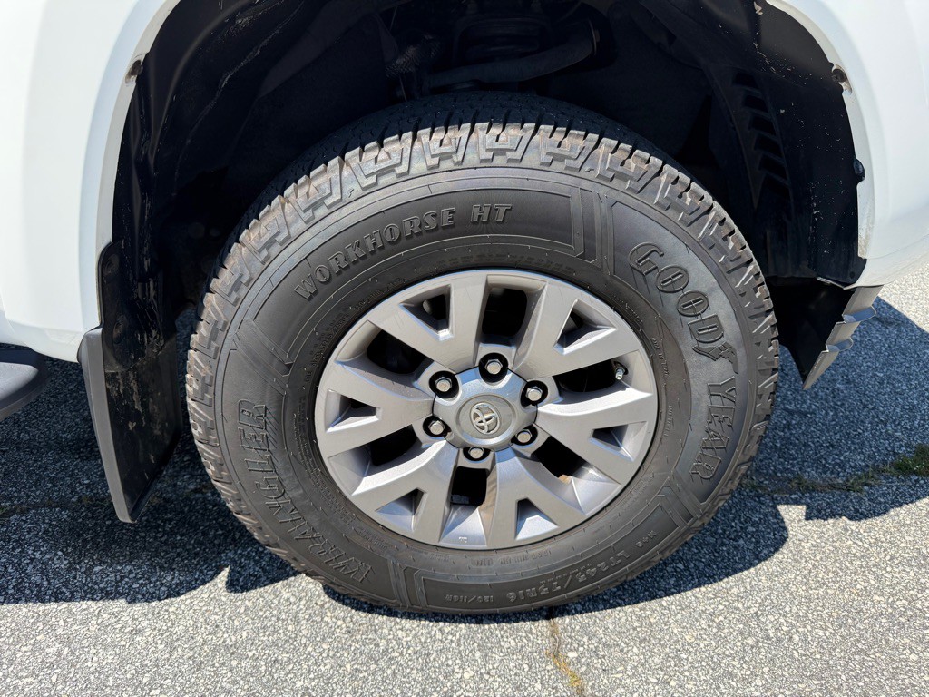 2017 Toyota Tacoma Image 14