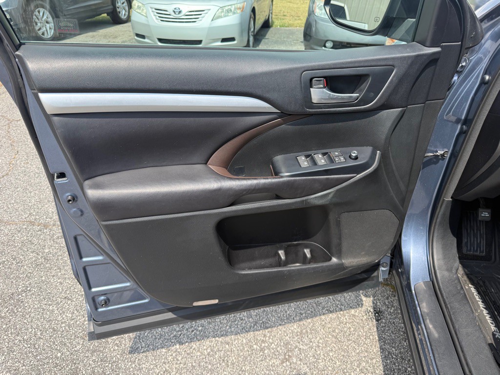 2016 Toyota Highlander Image 13