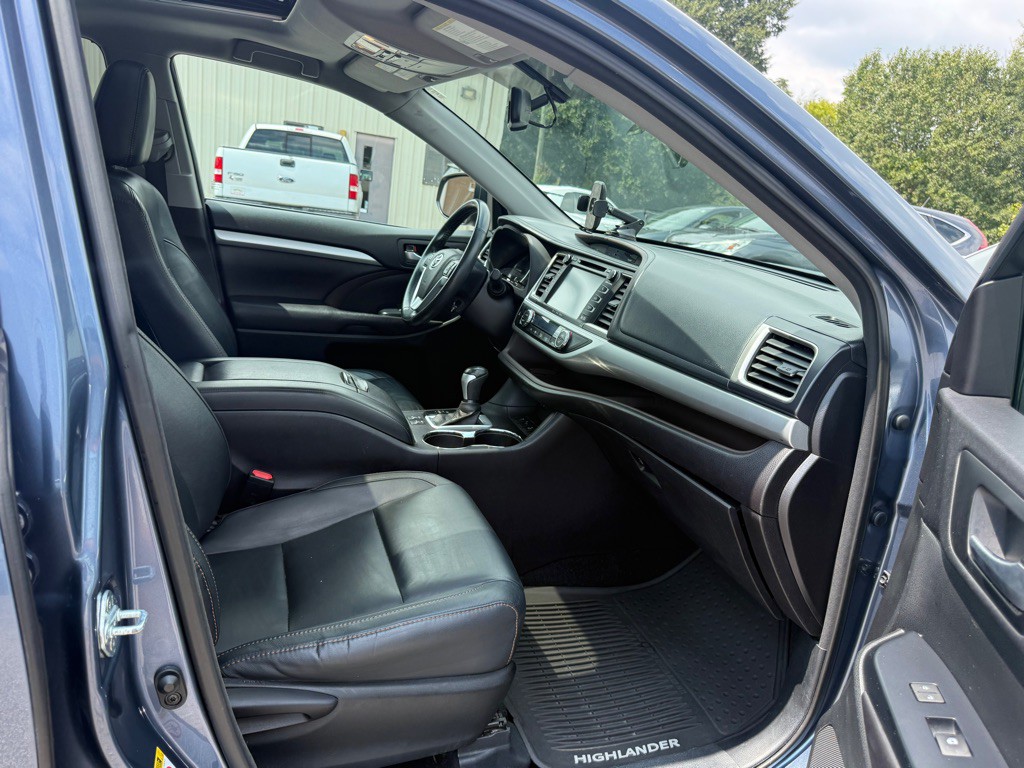 2016 Toyota Highlander Image 16