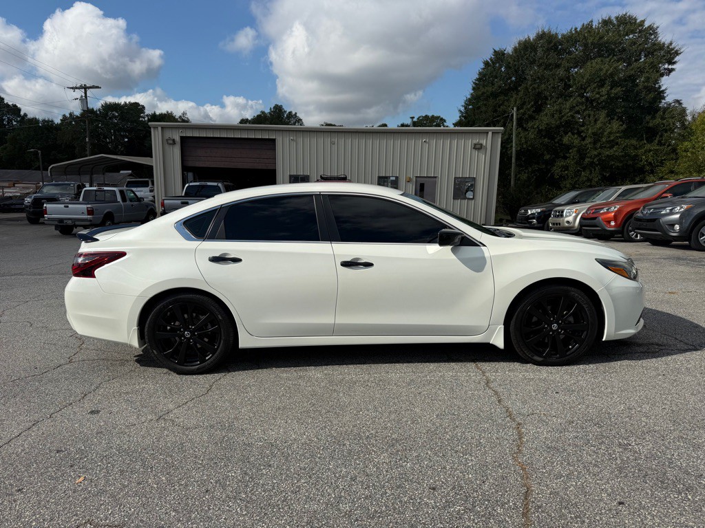 2017 Nissan Altima Image 8