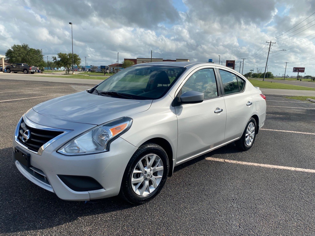 2015 Nissan Versa Image 2