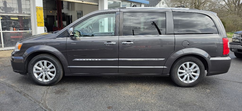 2016 Chrysler Town & Country Image 1