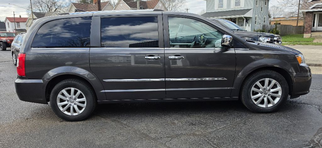 2016 Chrysler Town & Country Image 2