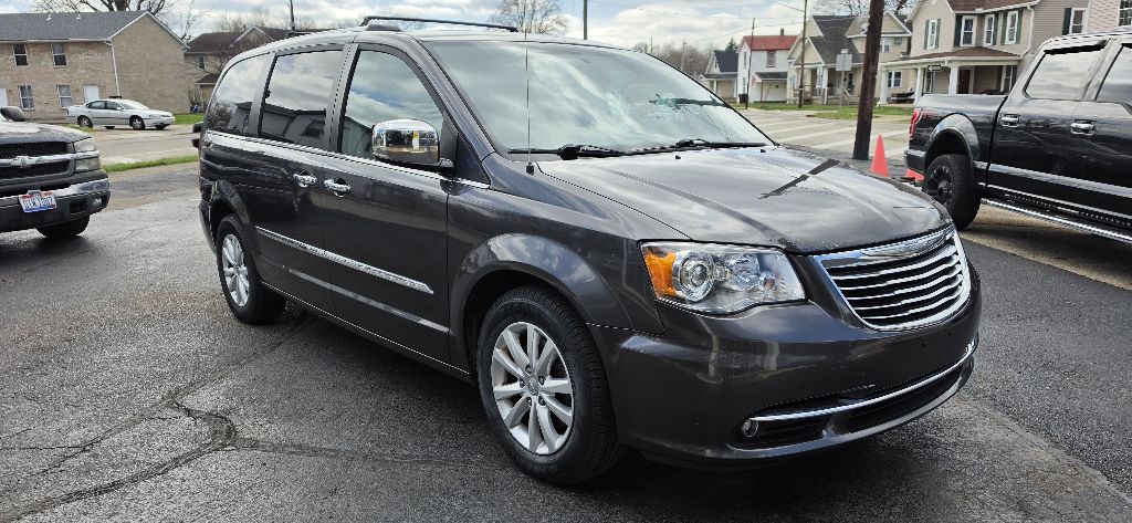 2016 Chrysler Town & Country Image 3