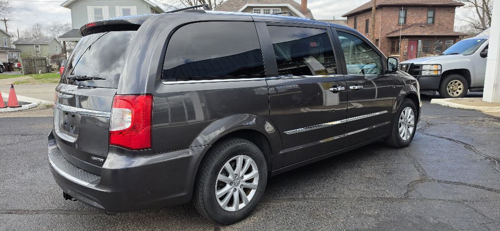 2016 Chrysler Town & Country Image 7