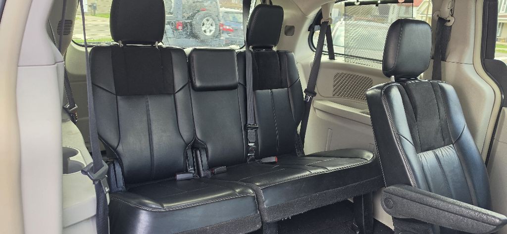 2016 Chrysler Town & Country Image 8