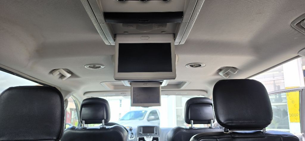 2016 Chrysler Town & Country Image 9