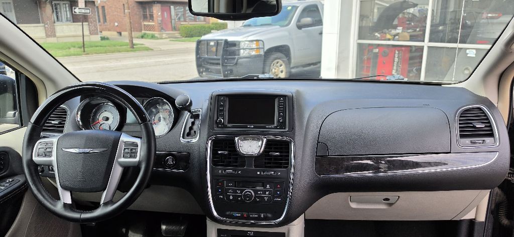 2016 Chrysler Town & Country Image 10