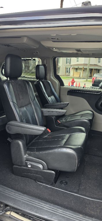 2016 Chrysler Town & Country Image 11