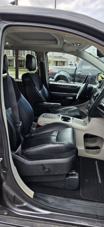 2016 Chrysler Town & Country Image 12