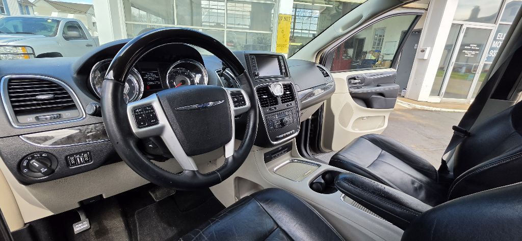 2016 Chrysler Town & Country Image 13