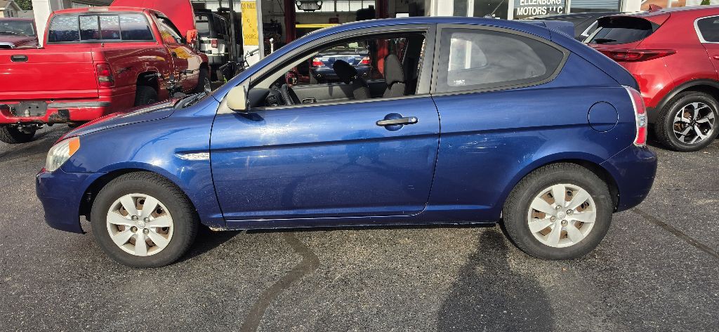 2010 Hyundai Accent Image 2