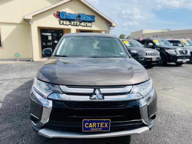 2018 Mitsubishi Outlander Image 2