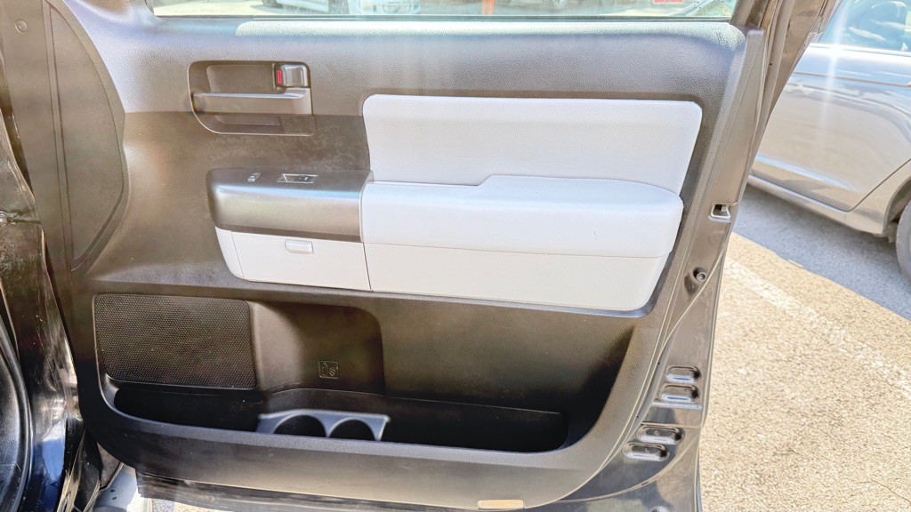 2018 Toyota Sequoia Image 28