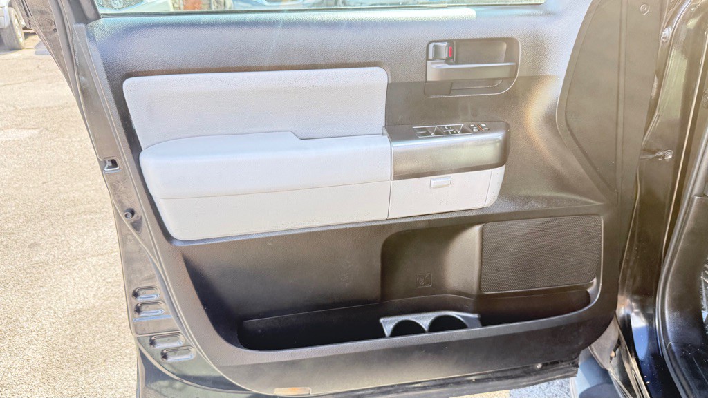 2018 Toyota Sequoia Image 33