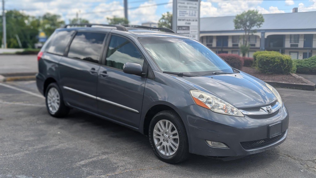 2009 Toyota Sienna Image 2