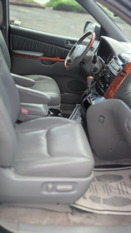 2009 Toyota Sienna Image 11