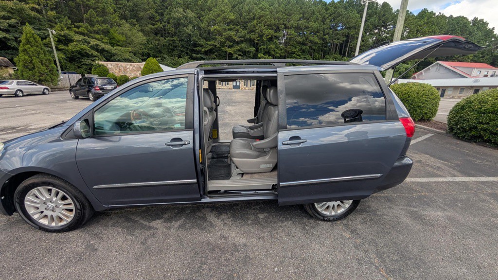 2009 Toyota Sienna Image 12