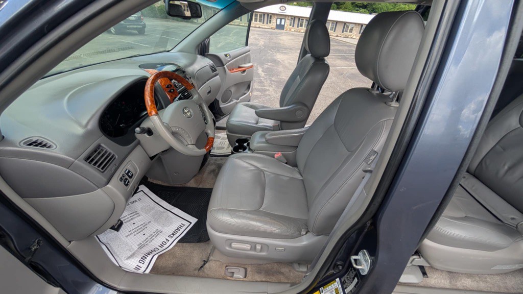 2009 Toyota Sienna Image 16