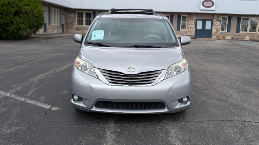 2012 Toyota Sienna Image 2