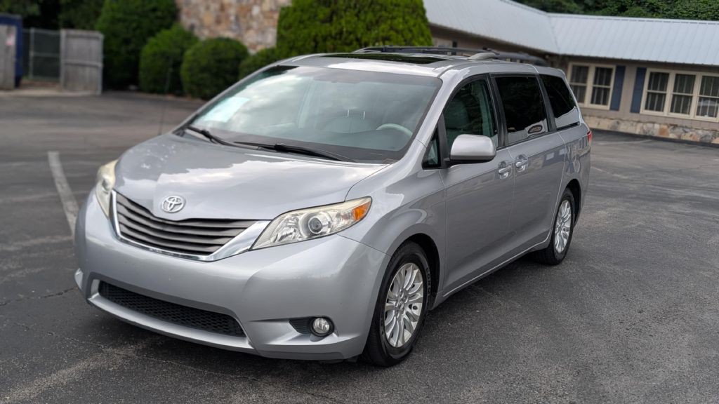 2012 Toyota Sienna Image 3