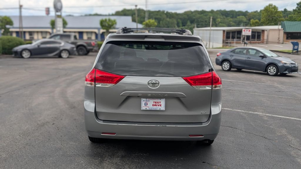 2012 Toyota Sienna Image 4